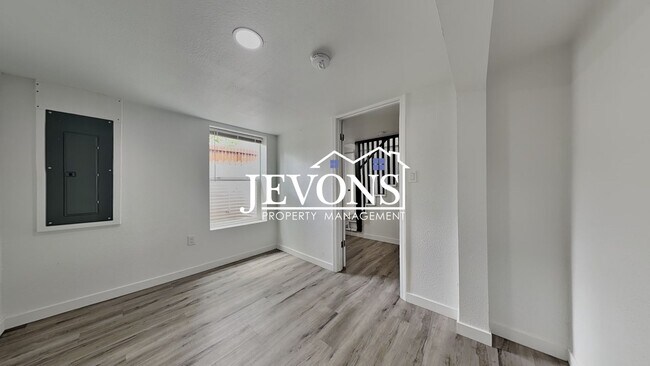 Foto del edificio - 630 N Skyline Dr