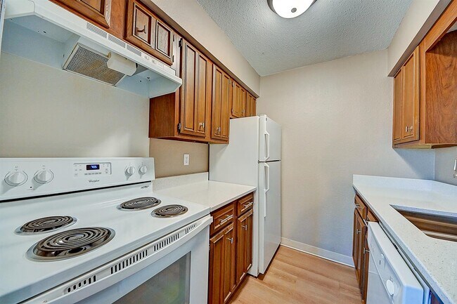 Building Photo - 1215 Oakland Rd NE