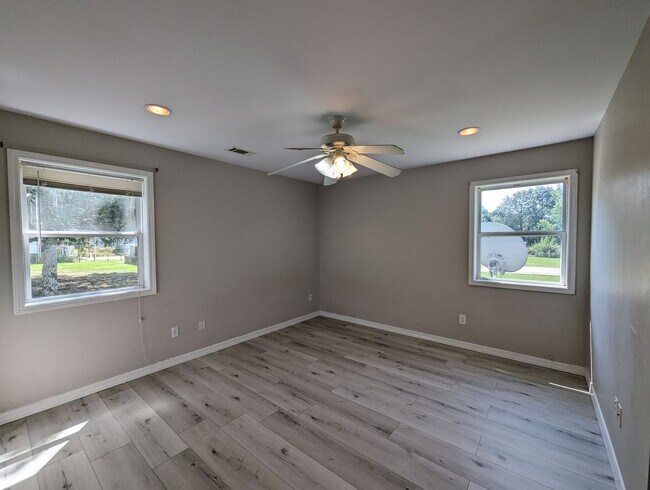 Foto del edificio - 642 Scoggins Rd