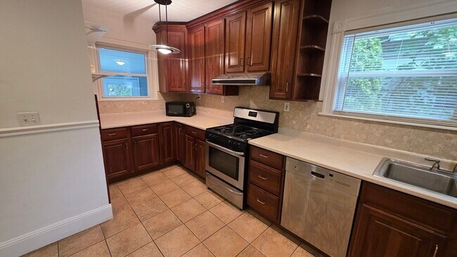 Building Photo - 547 Talbot Ave