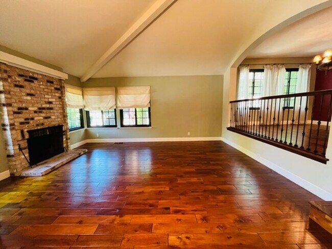 Building Photo - Beautiful 4BD/2.5BA Single Family Home in ...