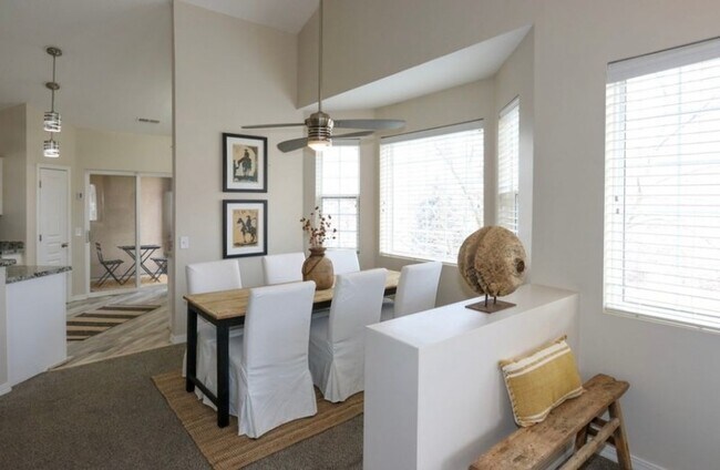 Foto del edificio - 966 Courtyard Ln E