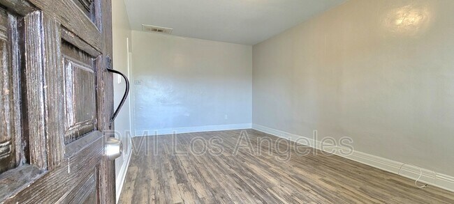 Foto del edificio - 3224 E 2nd St