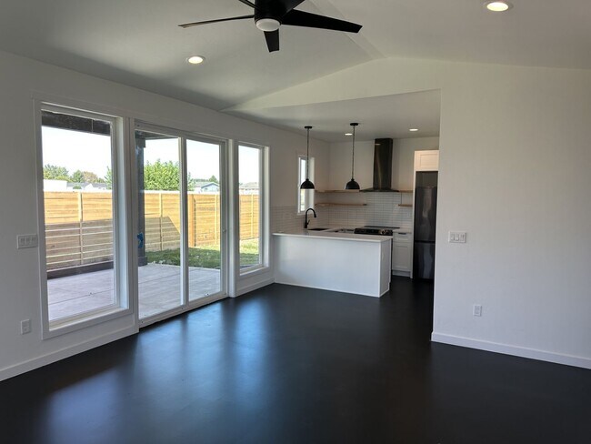 Building Photo - A Bright & Contemporary Home in Pasco