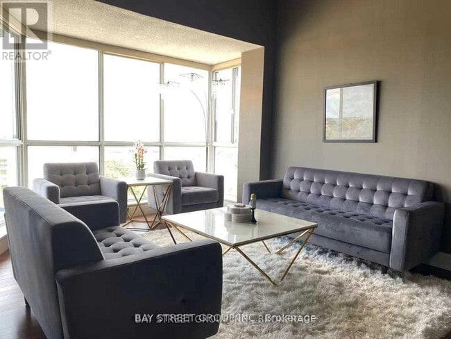 Building Photo - 1071 Queens Ave