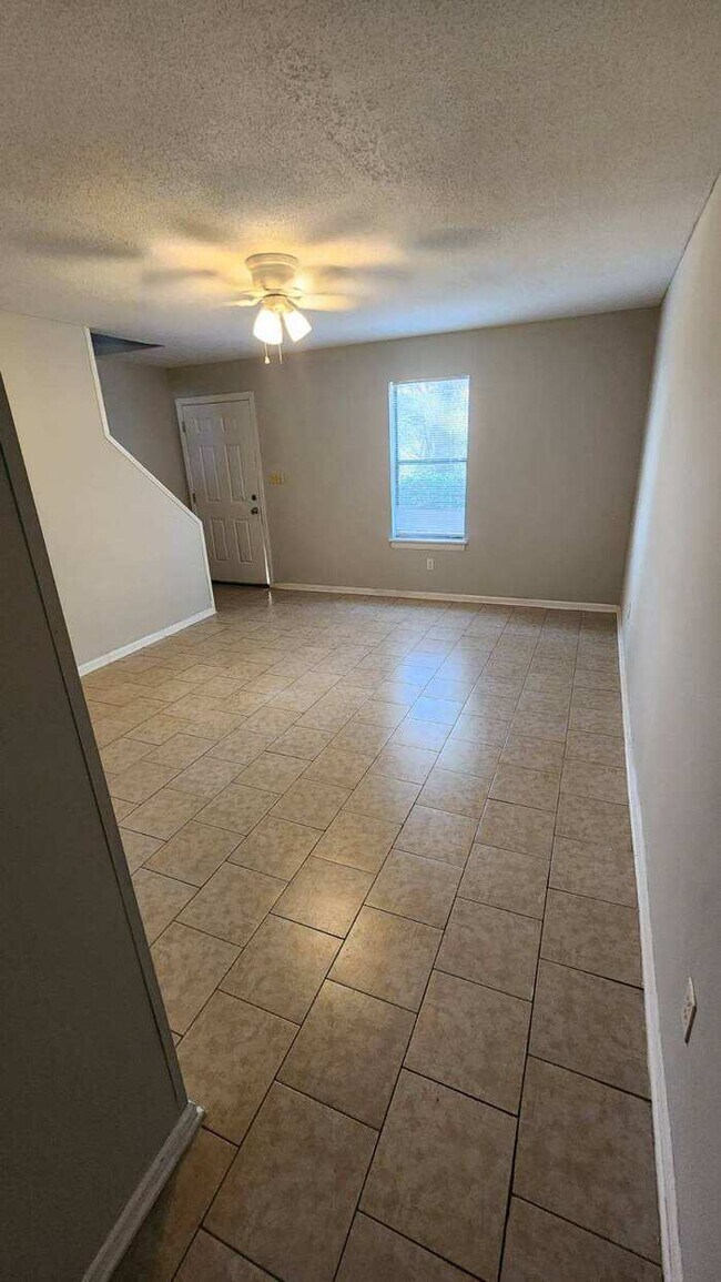 Foto del edificio - Townhouse featuring 2 bedrooms and 1 1/2 bathrooms in the heart of North Augusta!