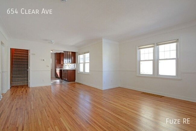 Foto del edificio - 654 Clear Ave E