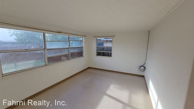 Building Photo - 3 br, 1 bath House - 85-125  Ala Akau St #E