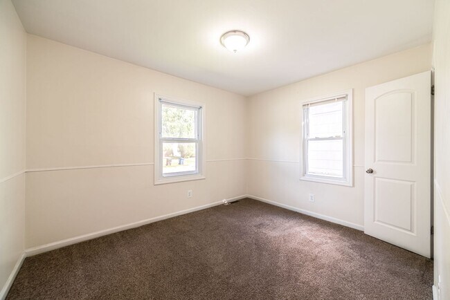 Foto del edificio - 4 bedroom - 1 bath - Redford - $1,495