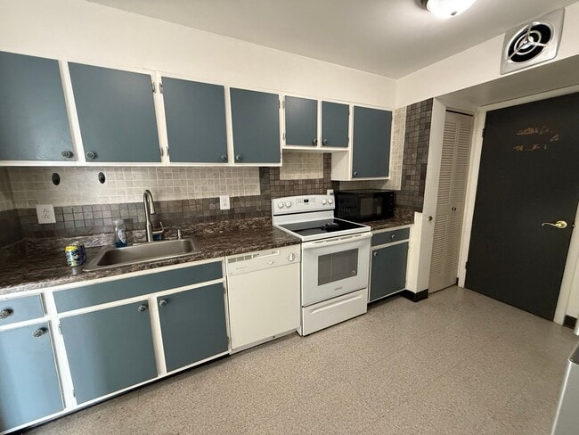 Building Photo - Linden Street Apartment GREAT Location ,in...