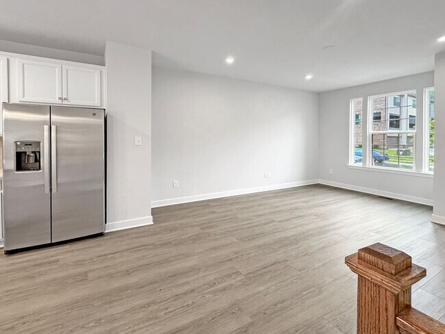 Foto del edificio - Spacious 3-Bedroom Townhome with Finished ...