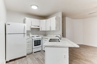 Building Photo - 510 Elm Dr