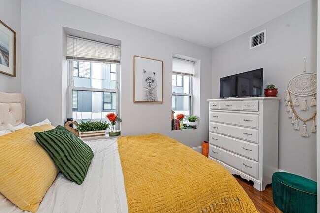Building Photo - 4 BED 2 BATH MISSION HILL