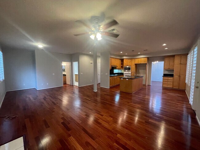 Foto del edificio - Welcome to this spacious two-story four-be...