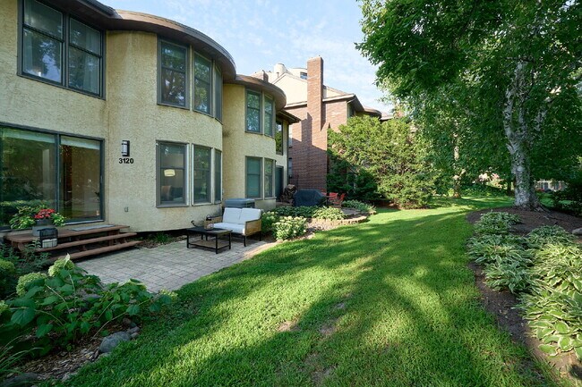 Foto del edificio - "Charming 3-Bed Townhouse with Scenic View...
