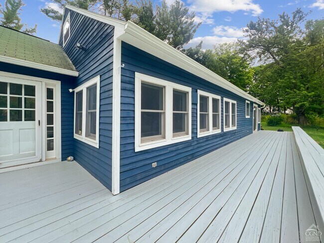 Foto del edificio - 277 Birch Hill Rd