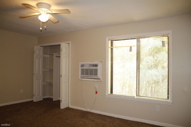 Building Photo - 220 Walnut Hill Dr