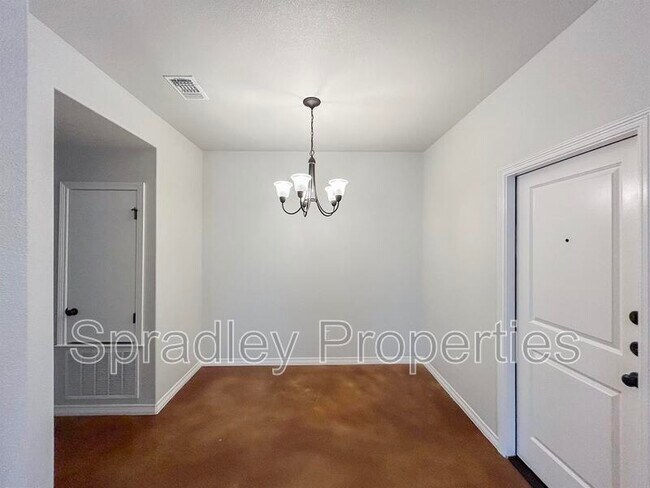 Building Photo - 206A Juniper Dr