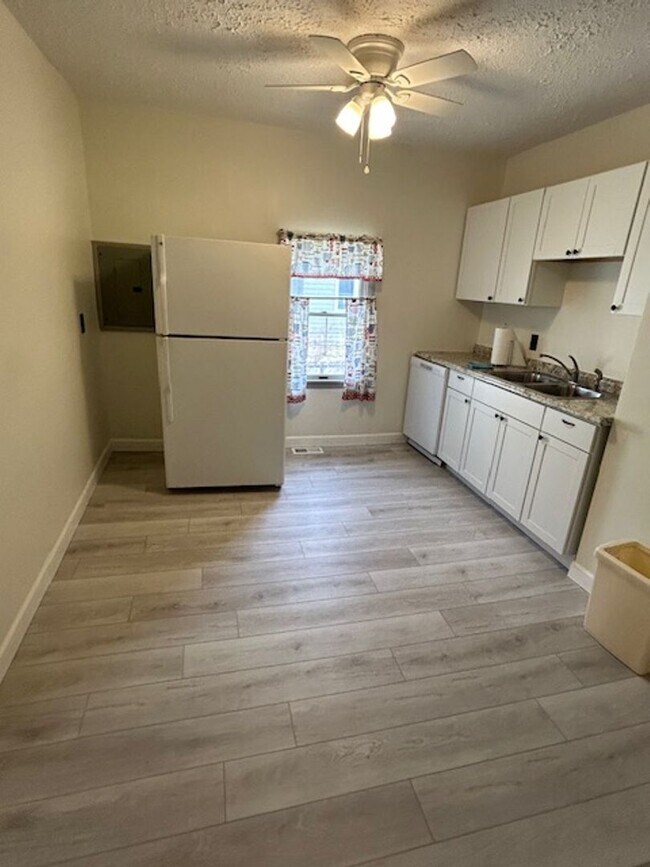 1206 Auburn Ave Unit 2, Cleveland, OH 44113 Room for Rent in