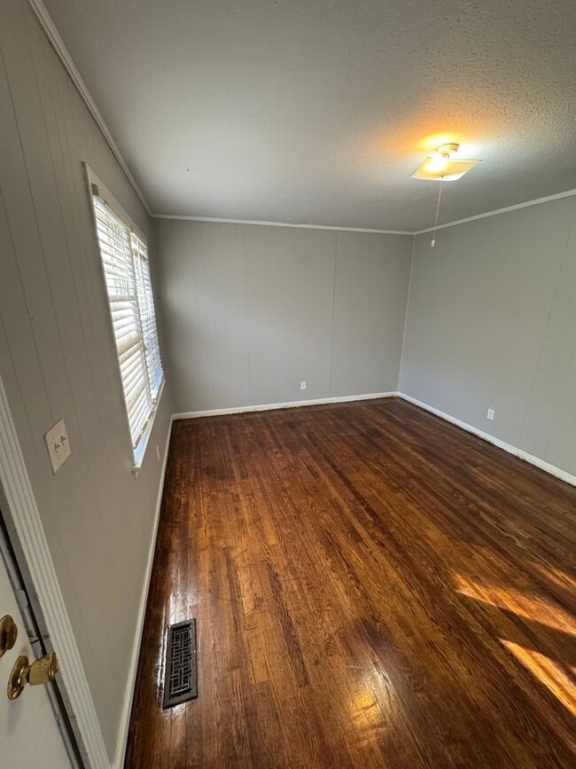 Building Photo - 3BR/1BA Northport