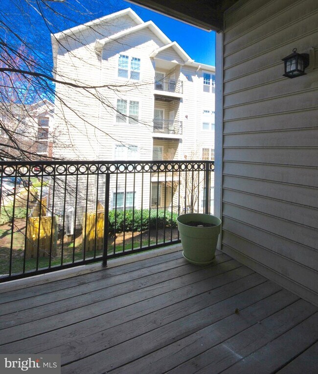 Foto del edificio - 1591 Spring Gate Dr.