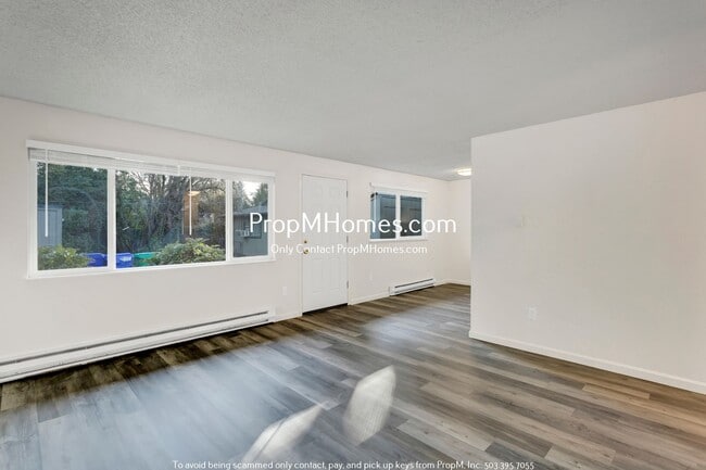 Building Photo - Freshly Renovated 2-Bedroom Duplex in Desi...