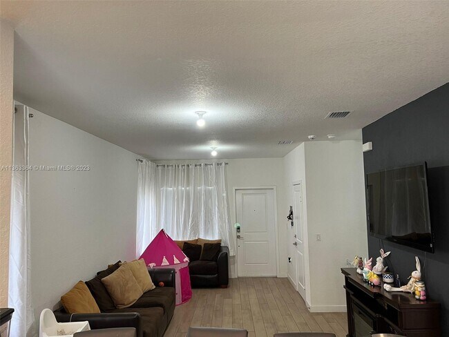 Foto del edificio - 864 SE 17th Ct