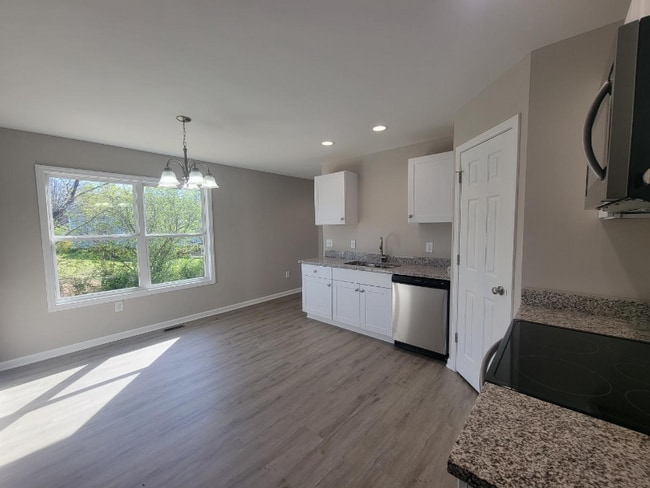 Building Photo - 605 Frank St