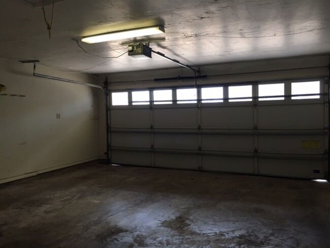 Building Photo - 10 Fernwood Dr