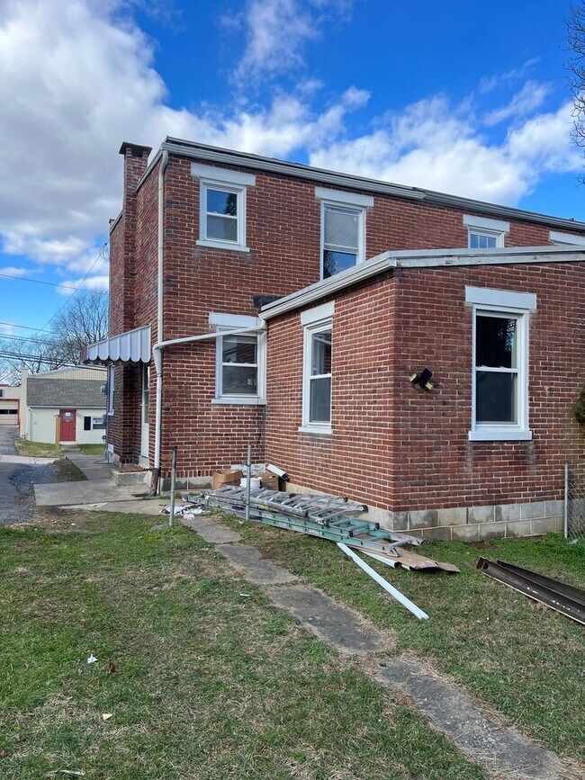 3 bedroom semidetached home with a drivew... House Rental in