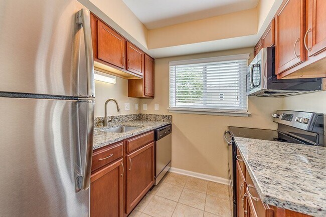 Building Photo - 2850 Southampton Dr