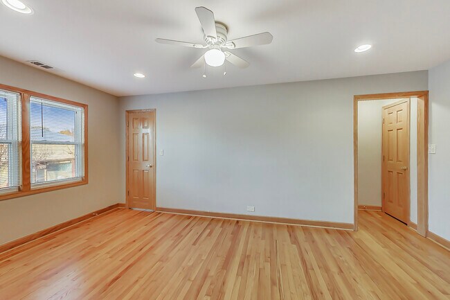 Living Room - 2739 W Touhy Ave
