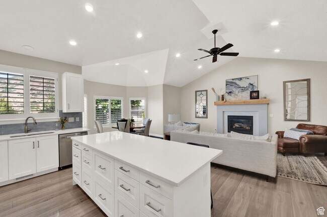 Building Photo - Beautifully Updated Canyon Oaks Executive Home with Stunning Views