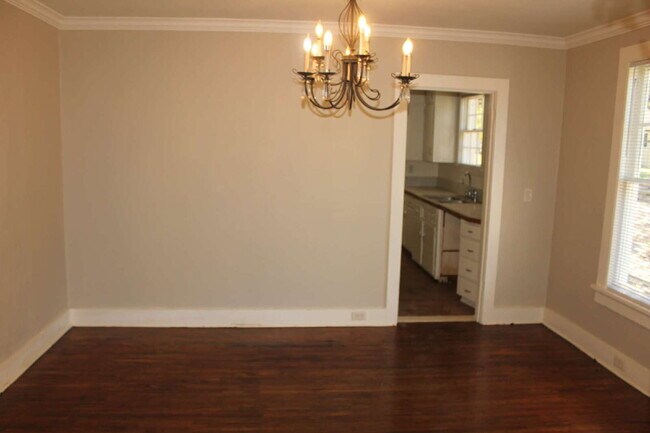 Foto del edificio - Cute cottage located in Midtown. Large front porch with a swing for cool evenings. Home is freshl...