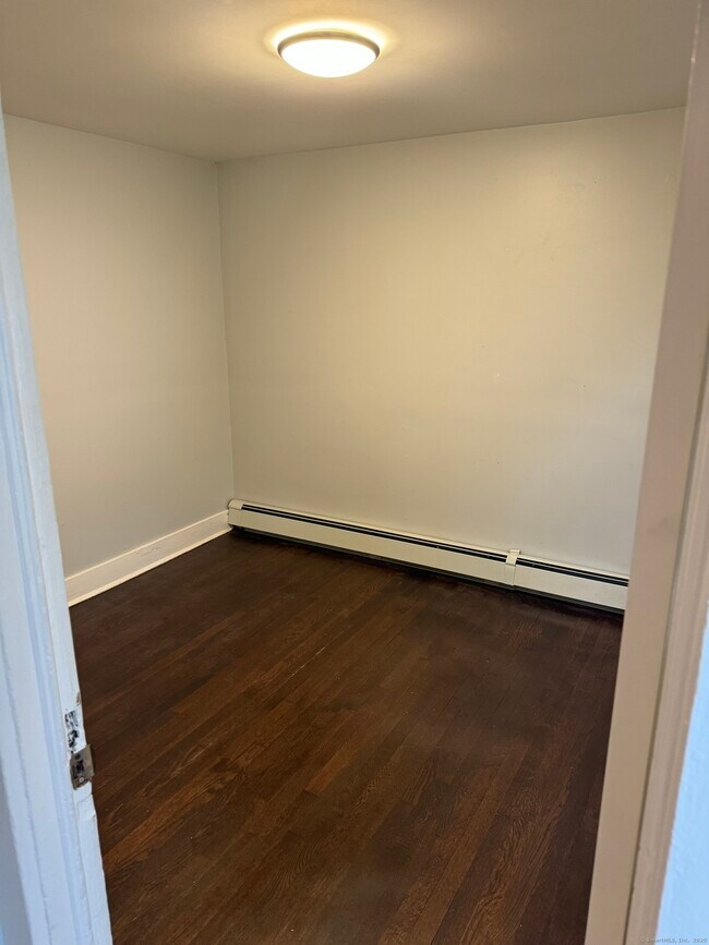 Foto del edificio - 94 W Main St