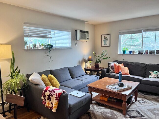 Foto del edificio - SPACIOUS 2 BR IN HYDE PARK WITH GARAGE