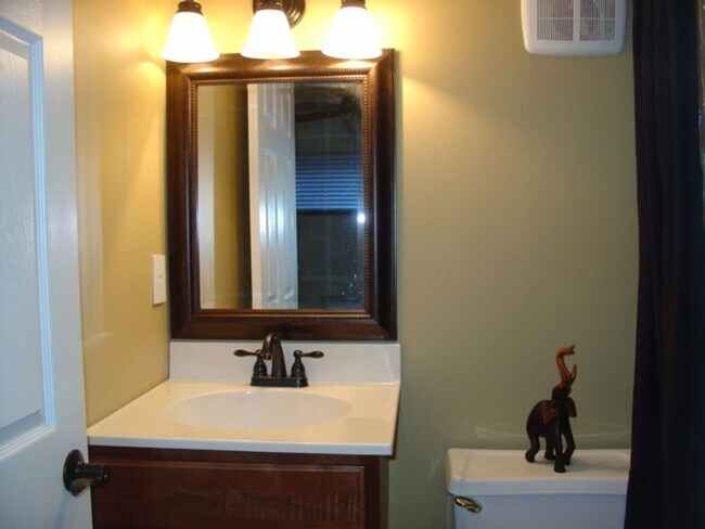 Foto del edificio - Move-In August 2025! Prime Location Near U...