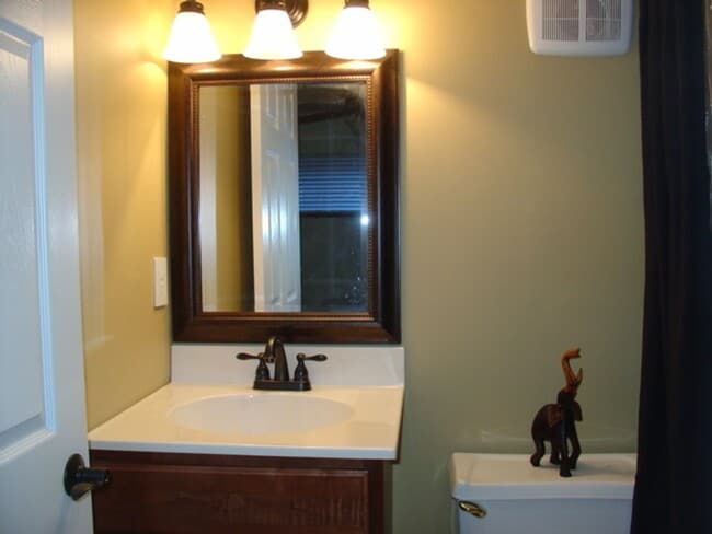 Building Photo - Prime Location Near UTK and Downtown Knoxville!