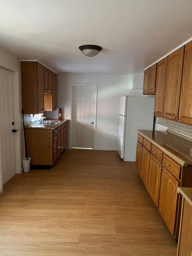 Building Photo - Spacious 3Bed/1 Bath Townhouse