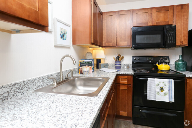 2BR, 2BA - 931 SF - Kitchen - Trifecta