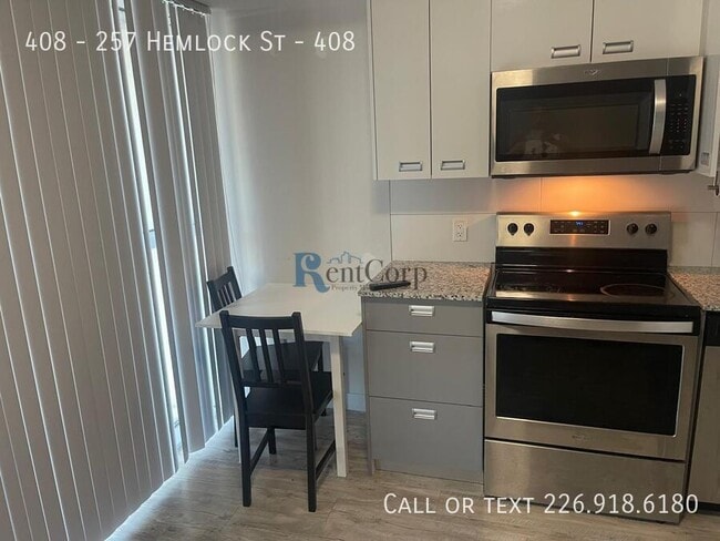 Building Photo - 257-257 Hemlock St