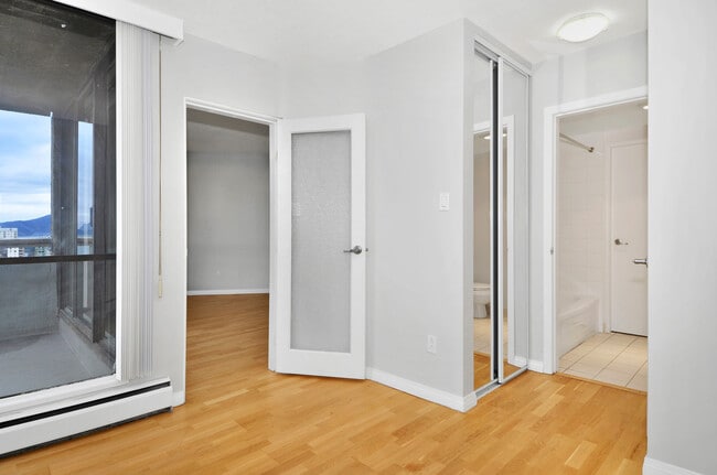 Building Photo - Hendry House