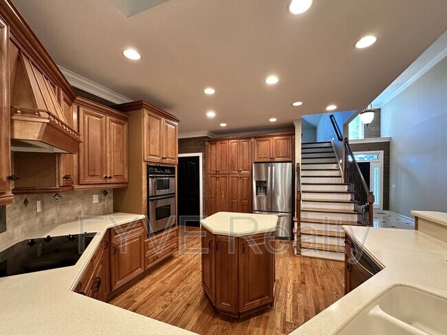 Building Photo - 1032 Golf Club Cir W