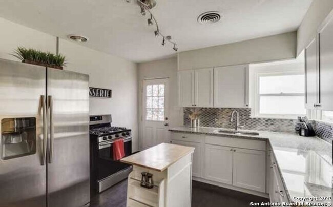 Building Photo - Charming 3 Bedroom Home Near Woodlawn Lake in Central San Antonio