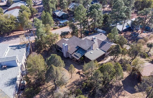 Building Photo - 102 W Sherwood Dr
