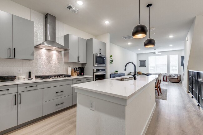 Foto del edificio - LUXURY 3-BEDROOM TOWNHOUSE AT GRAYSON HOUSE