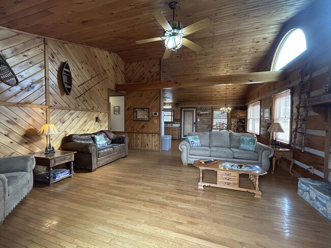 Foto del edificio - Spacious Log Home, Close to Campus, and wi...