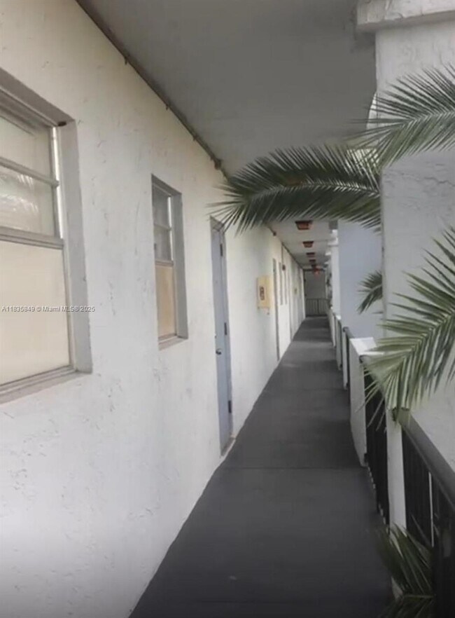 Foto del edificio - 3000 Sunrise Lakes Dr W