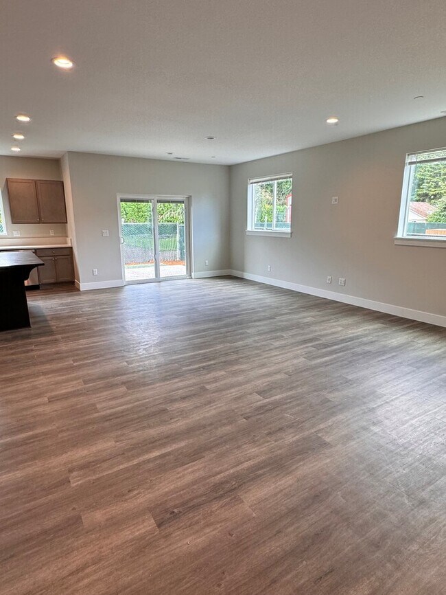 Foto del edificio - New Home Will Be Ready For Move In June 1st! One Block From Linfield University! Must See Today!