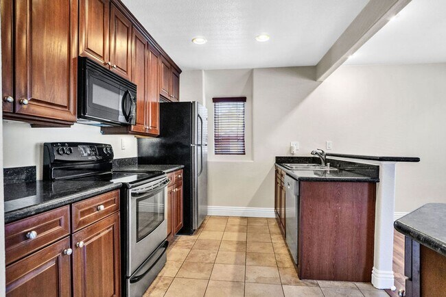 Foto del edificio - Great Two Bedroom Corner Unit in Villa Tos...